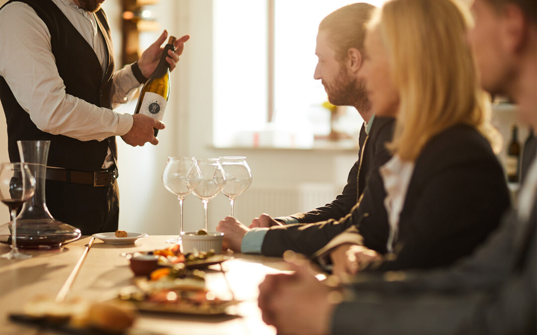 Är du kock, restaurangchef eller servitör? Läs en utbildning till certifierad sommelier och förstärk matupplevelsen med rätt vin.
